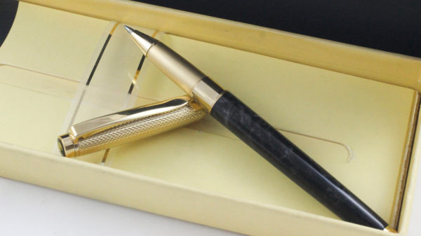 Best Pen Shop | Pelikan Celebry R590 Rollerball Pen Sapphire Black / Gray Gold Cap